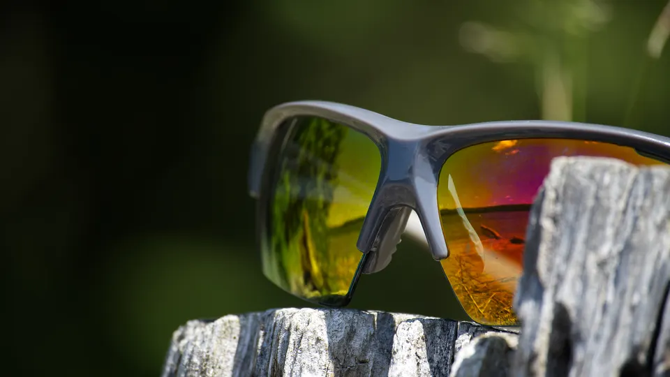 Occhiali sportivi in un ambiente outdoor